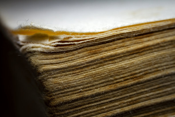 一本旧书的侧面特写图片下载
