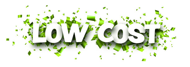 横幅与低成本标志在绿色箔切割彩带彩纸背景。图片下载