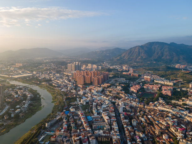 蜿蜒的河流一边是城市，一边是城镇图片下载