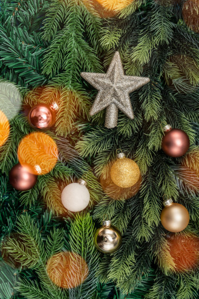 圣诞树的树枝和圣诞装饰。圣诞概念，大自然，冬天。明信片的背景。平铺，俯视图图片下载
