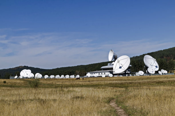 普莱纳地球卫星站或大地观测站，背景是普莱纳山的针叶林丘陵图片下载