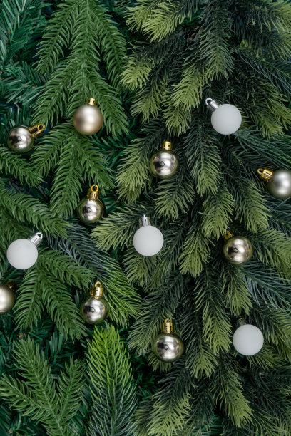 圣诞树的树枝和圣诞球。圣诞概念，大自然，冬天。明信片的背景。平铺，俯视图图片下载
