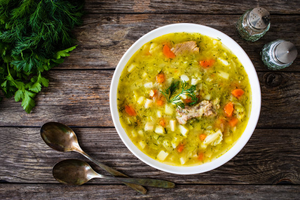 白菜汤盛在木桌上图片下载