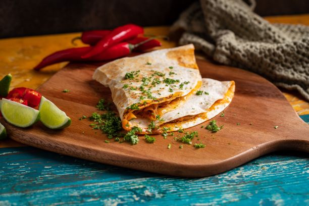 在木制砧板上，有选择性地拍摄了墨西哥油炸玉米饼，里面主要是奶酪图片下载