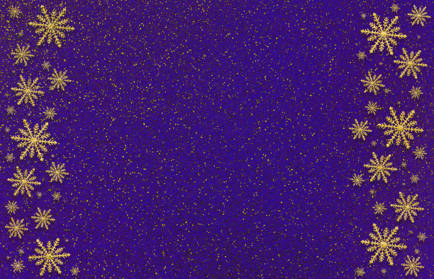 冬紫洋红色饱和明亮的背景与随机雪花两侧。圣诞卡、新年贺卡有复制空间。图片下载