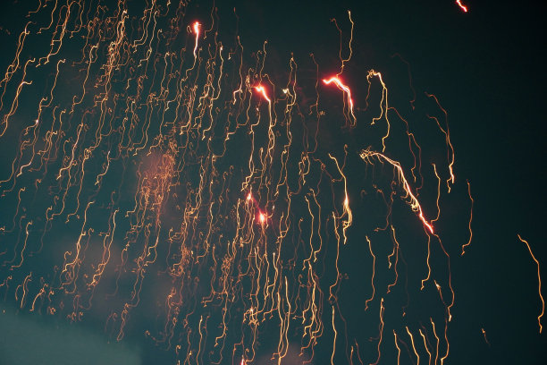 夜空中的烟火表演。夜间长曝光。图片下载