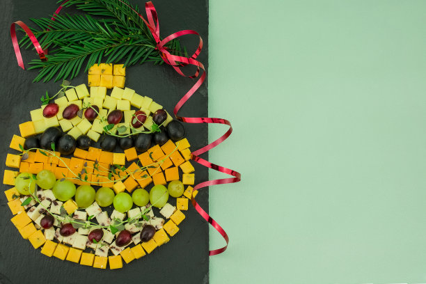 各种奶酪和葡萄放在黑板上图片下载