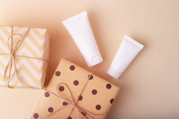 顶视图空白化妆品管与礼品盒附近。节日的概念。图片下载