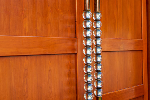 一个黄色木门的特写图片下载