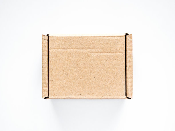 白色桌子上的纸板箱。包装和运输概念，俯视图图片下载