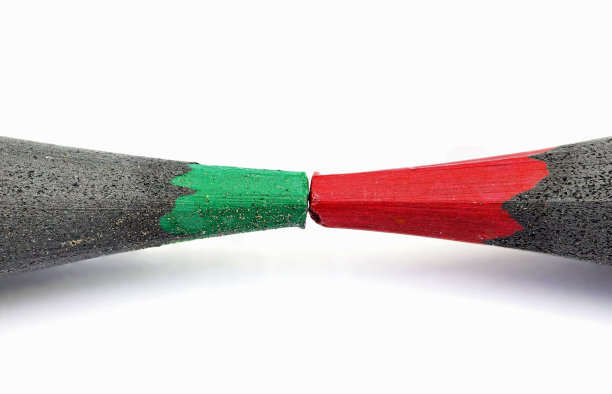 两支彩色铅笔对视，一绿一红，放大后图片下载