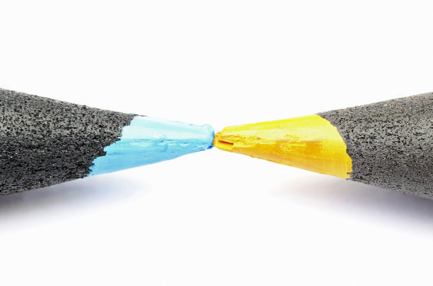 两支彩色铅笔相对，一蓝一黄，高倍放大图片下载