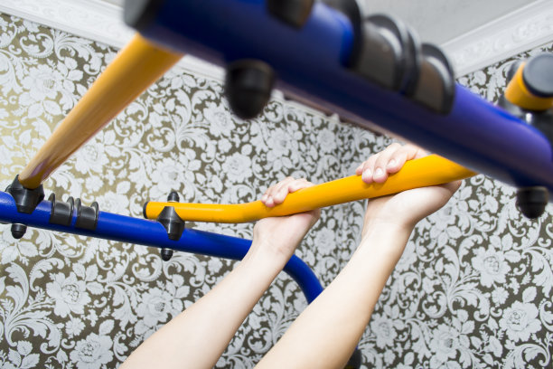 一个孩子的手放在瑞典的墙上。为孩子做运动。图片下载