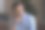 不快乐的年轻商人揉着下巴，看向别处，思考问题图片下载