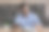 千禧一代的男经理戴着眼镜，用手机手写业务计划图片下载