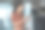 年轻漂亮的西班牙裔女商人站在办公室的走廊里，使用平板电脑图片下载