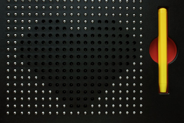 磁片上画的心脏。孩子们的游戏。爱的宣言和关注的标志。黑色背景上的心。图片下载