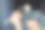 日本人滚费城。这个女孩正用筷子夹着寿司。模糊的背景图片下载