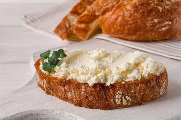 三明治，奶油奶酪，自制，放在砧板上，乡村风格，没有人，有选择性的焦点，早餐图片下载