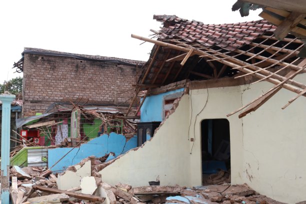 自然灾害造成的房屋废墟照片图片下载