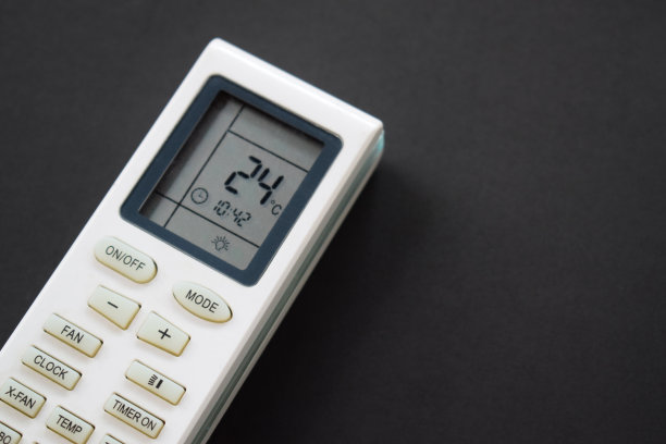 黑色背景的空调遥控器图片下载