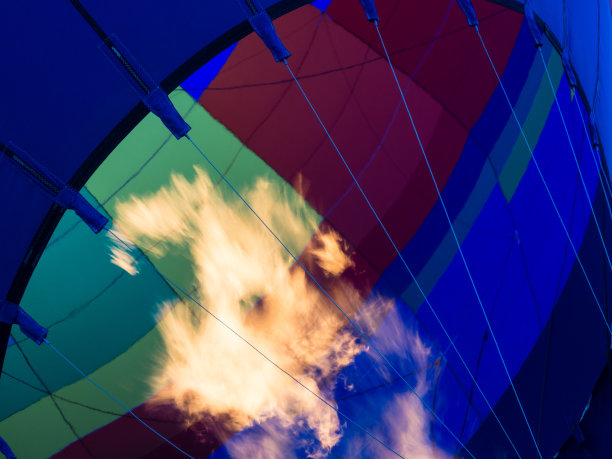 在华盛顿州的温斯洛普热气球节上，热气球里燃烧着大火图片下载