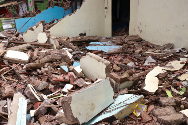 自然灾害造成的房屋废墟照片图片下载