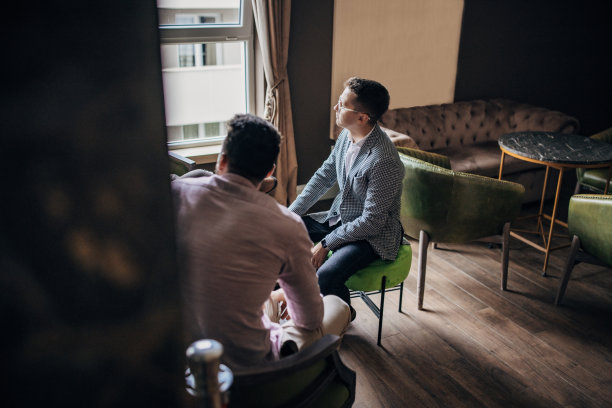 咖啡馆里的商人图片下载