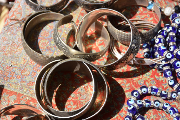 土耳其集市上用玻璃和金属制作的传统彩色手镯，上面有代表好运的邪眼图片下载