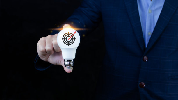 商人手持灯泡为概念新想法与虚拟靶和箭与复制空间设置商业目标目标概念。图片下载