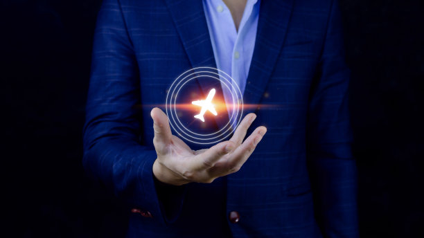 商人手里拿着一个飞机飞机图标。网上购票。关于旅行计划、交通、酒店、航班和护照的旅游图标。机票预订概念。图片下载