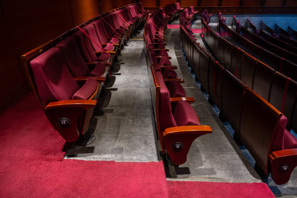 剧院里红色座位的特写图片下载
