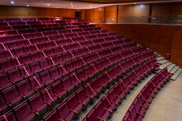低头坐在剧院的座位上图片下载