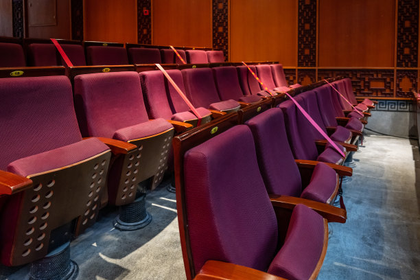 剧院里红色座位的特写图片下载