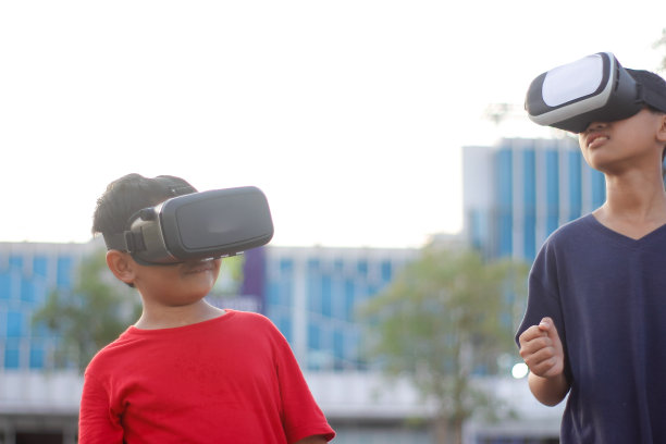 孩子和哥哥在户外玩虚拟现实图片下载