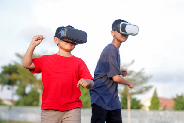 孩子和哥哥在户外玩虚拟现实图片下载
