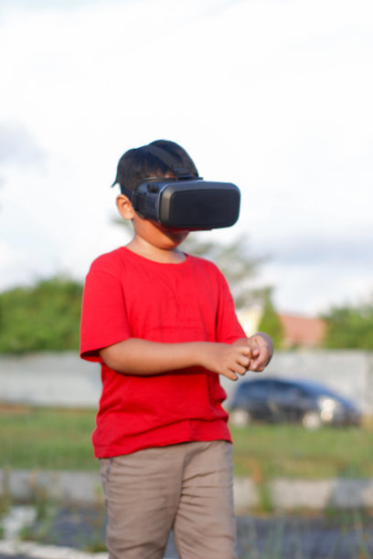 孩子在户外玩虚拟现实图片下载