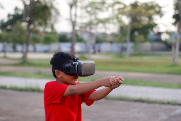 孩子在户外玩虚拟现实图片下载