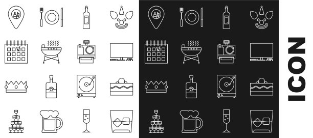 摆上一杯威士忌和冰块蛋糕图片下载