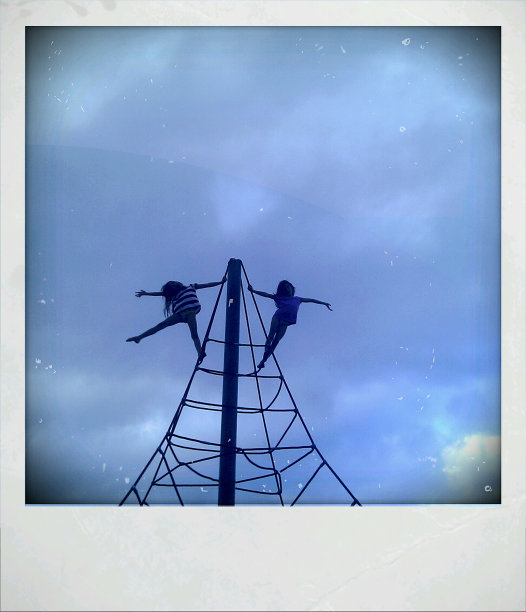 两个女孩的剪影在上面。即时打印照片图片下载