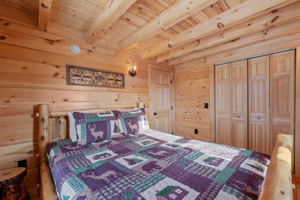 房间内部的小木屋在山上图片下载