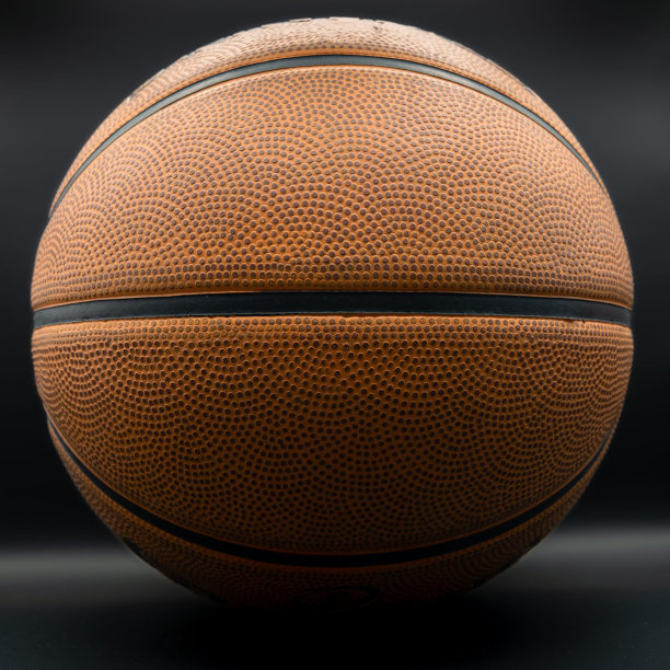 一个篮球的特写孤立在黑暗的背景图片下载