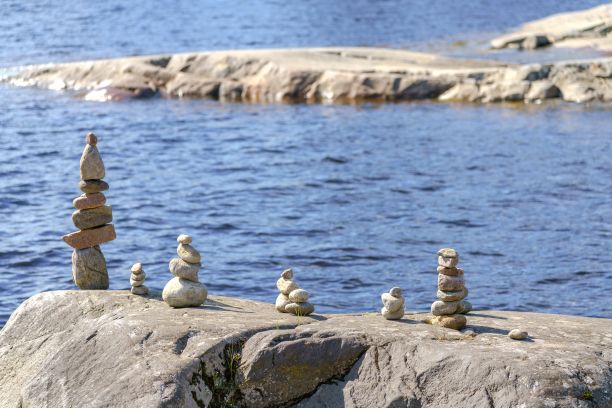 阳光明媚的日子里，岩石平衡的美丽照片图片下载