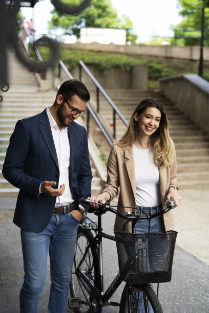 年轻的女商人和商人站在街上图片下载