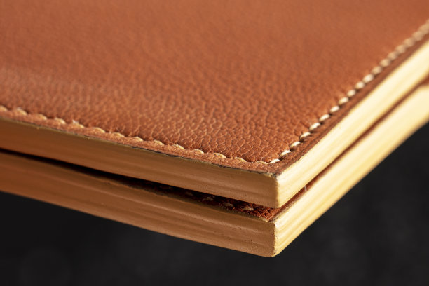 带缝线的棕色皮制钱包或皮箱的一部分。图片下载