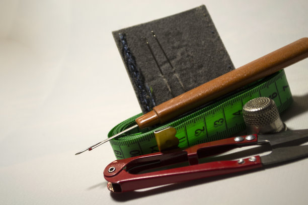 裁缝的布料是白色的。图片下载