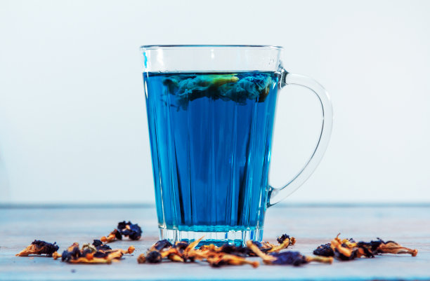有机蝴蝶豌豆花蓝安灿茶在玻璃杯图片下载