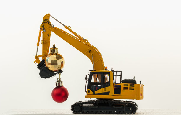 圣诞装饰品与挖掘机模型。图片下载