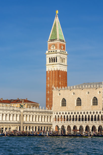 意大利威尼斯，阳光明媚的康铂塔图片下载