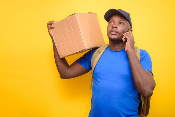 非洲派遣人员正在打电话图片下载